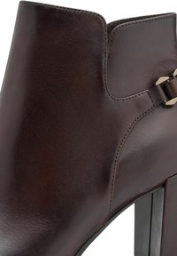 Tamaris Tronchetti - mahogany