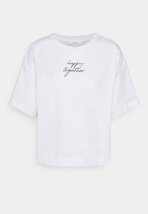 T-shirt blanc à manches courtes, col rond, avec le texte "heureux ensemble" en police cursive noire. Fabriqué en tissu de coton doux.