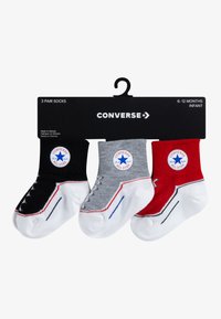 Tres pares de calcetines para bebé en negro, gris y rojo. Cada calcetín cuenta con el logo de Converse All Star y un diseño de zapatilla con acentos blancos.