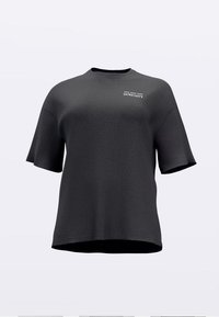 Fekete rövid ujjú póló puha anyagból, kerek nyakkivágással és az elején nyomtatott fehér szövegmintával.