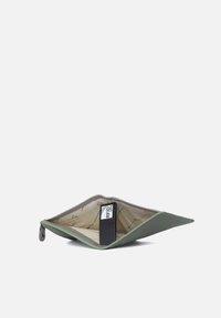 Pochette sintetica verde con zip, dotata di un inserto beige che blocca la RFID, con una texture liscia, un motivo interno triangolare e bordi arrotondati.