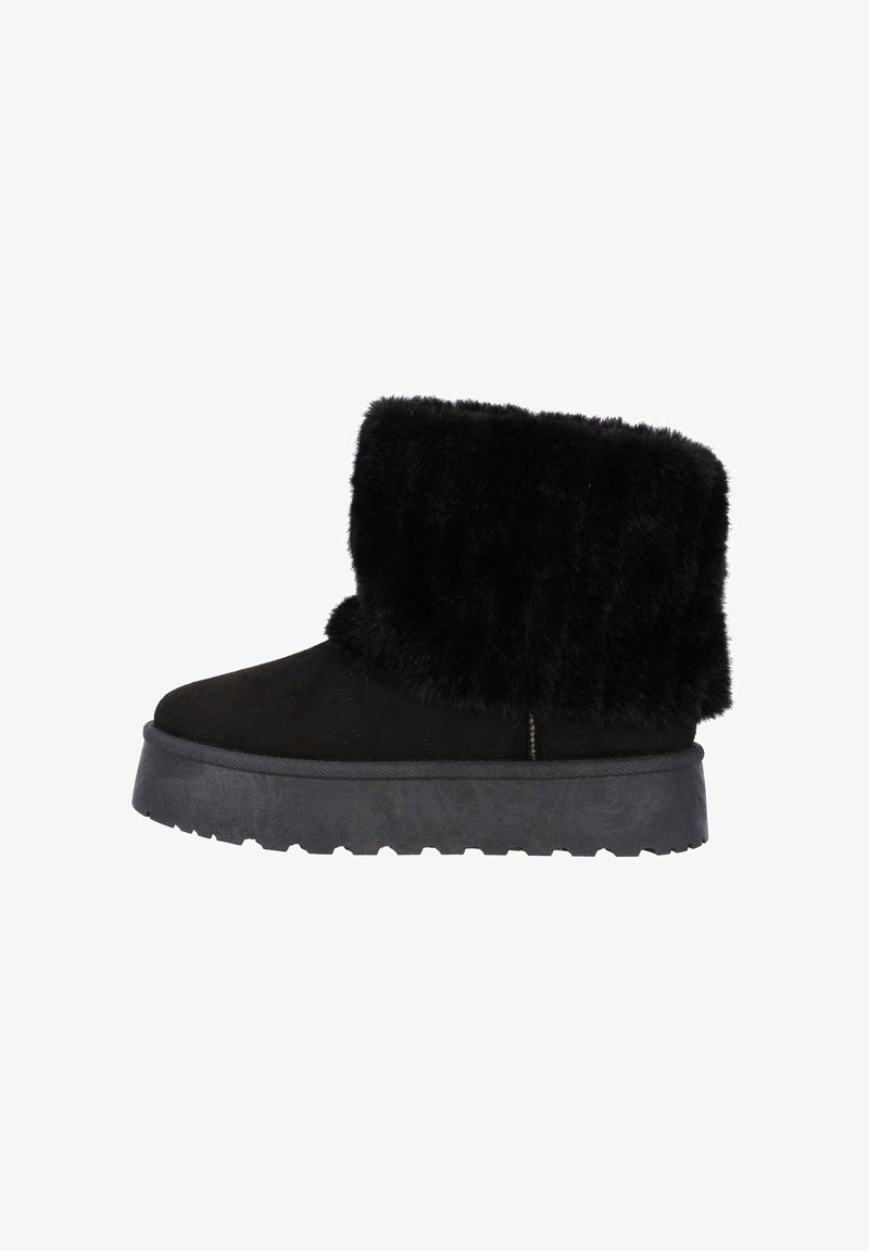 Schwarze Knöchelstiefel aus Wildleder mit einem flauschigen Kunstfellrand. Sie verfügen über eine dicke, strukturierte Außensohle mit einem robusten Grip-Muster.