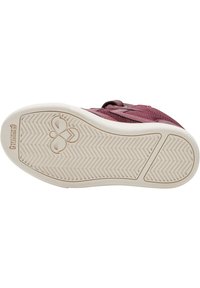 Suola di scarpa sportiva bordeaux con una suola esterna in gomma bianca texturizzata che presenta un motivo a zigzag e un logo. Il lato è composto da una tomaia in rete e sintetico.