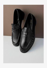Unselected, black