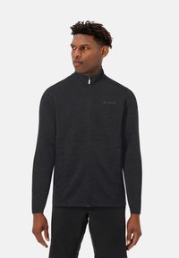 Zwarte zip-up jas van gestructureerde stof, met lange mouwen, een hoge kraag en zijzakken. Klein logo op de borst.