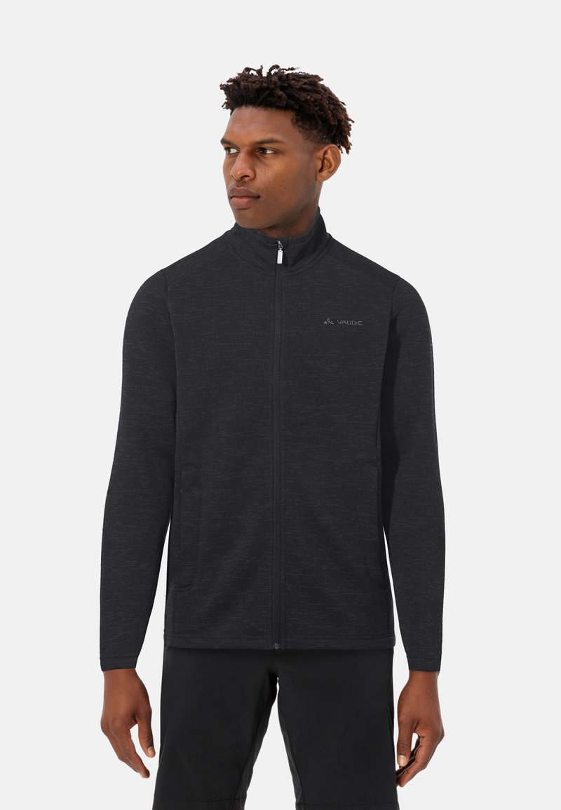 Zwarte zip-up jas van gestructureerde stof, met lange mouwen, een hoge kraag en zijzakken. Klein logo op de borst.
