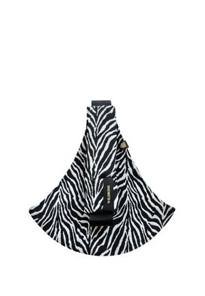Schwarz-weiß zebra-gestreifter Stoff mit einem angebrachten schwarzen Riemen mit der Aufschrift "WILDRIDE,", geformt wie ein dreieckiges Tuch oder Abdeckung.