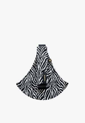Schwarz-weiß zebra-gestreifter Stoff mit einem angebrachten schwarzen Riemen mit der Aufschrift "WILDRIDE,", geformt wie ein dreieckiges Tuch oder Abdeckung.