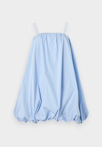 Robe ballon bleu clair sans manches avec ourlet froncé et fines bretelles doubles sur fond uni.