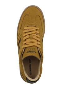 Žluté semišové tenisky s kulatou špičkou, plochými šněrovadly a kontrastními tmavými pruhy. Na stélce je logo.