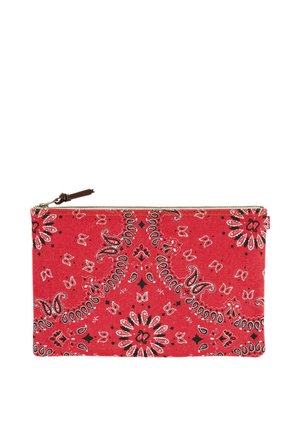 Rechteckiges rotes Stofftäschchen mit schwarz-weißem Paisley- und Blumen-Bandana-Muster und braunem Reißverschluss oben.