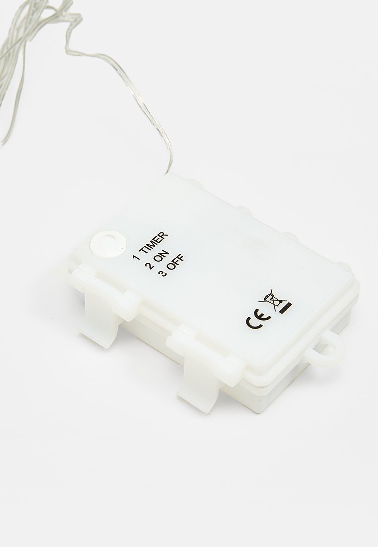 Weißer Kunststoff-Zeitschalter mit einem einfachen rechteckigen Design. Verfügt über drei Einstellungen, die mit "TIMER", "EIN" und "AUS" beschriftet sind. Enthält eine Aufhängeleiste.