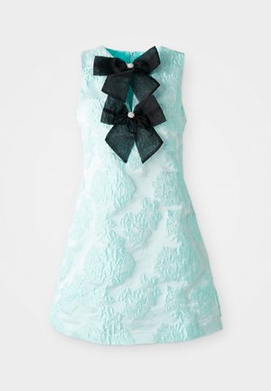Aqua ermeløs kjole med teksturert blomsterdesign, tre svarte gjennomsiktige sløyfer ved halsen og glidelås bak.