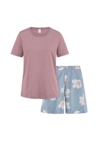 Rosa Baumwoll-T-Shirt mit kurzen Ärmeln, kombiniert mit hellblauen Shorts, die ein florales Muster in Weiß und blassem Pfirsich aufweisen.