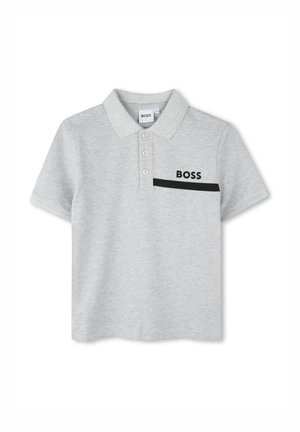 Lichtgrijs poloshirt met korte mouwen, drie knopen, kraag en "BOSS"-tekst boven een zwarte horizontale streep op de borst.