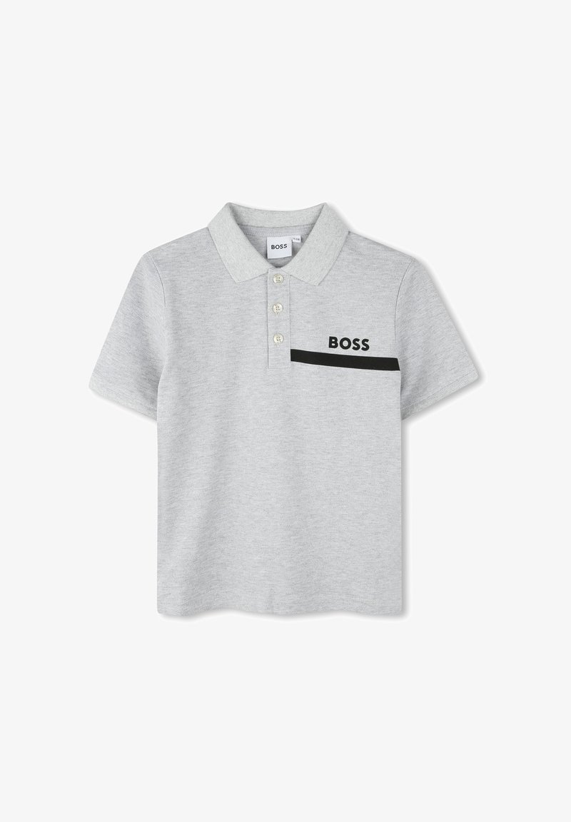 Polo à manches courtes gris clair avec trois boutons, col, et le texte "BOSS" au-dessus d'une bande horizontale noire sur la poitrine.