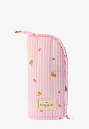 Pochette zippée rose et blanche à rayures avec de petits motifs fruités colorés et une étiquette "The Flat Lay Co. London" sur le devant.