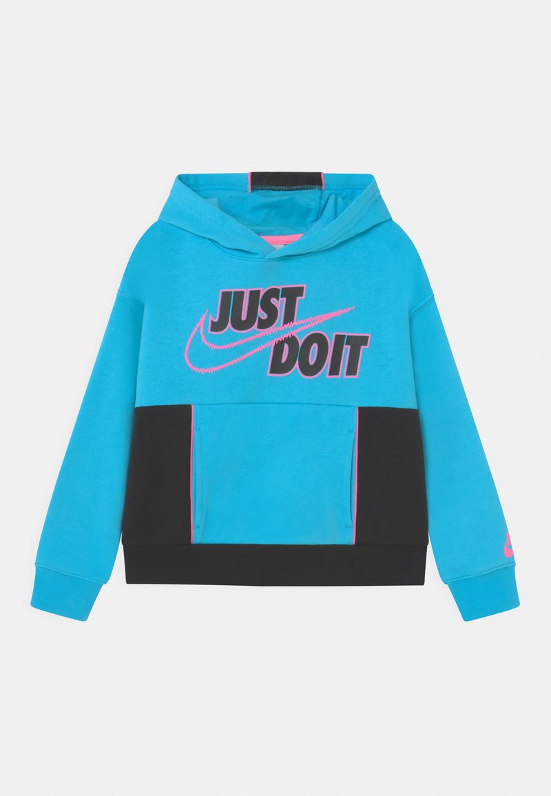 Blauwe en zwarte hoodie met een front pocket en felle roze tekst "JUST DO IT" en het swoosh-logo op de borst.