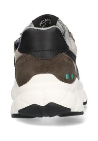 Sneaker con materiali grigi, marroni e neri. Presenta suede e mesh, una soletta bianca imbottita e una suola in gomma nera con dettagli verdi.
