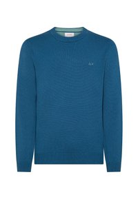 Maglione blu lavorato a maglia con colletto rotondo, polsini e orlo a coste, caratterizzato da un piccolo logo verde chiaro sul petto. Finitura in tessuto testurizzato.