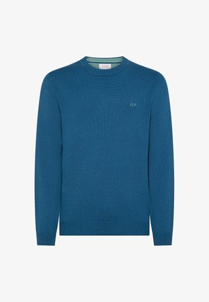 Maglione blu lavorato a maglia con colletto rotondo, polsini e orlo a coste, caratterizzato da un piccolo logo verde chiaro sul petto. Finitura in tessuto testurizzato.
