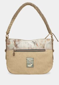 Beige schoudertas van textuurmateriaal, met een geweven schouderband en een decoratieve patch. Heeft een doorschijnend bovenstuk met een patroonoverlay.