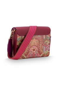 Umhängetasche in Kastanienbraun mit gemustertem Stoff, der Blumen- und Paisleymuster zeigt, akzentuiert durch einen pinken gestreiften Riemen und goldene Beschläge.