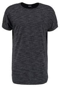 Musthave musta lühikeste varrukatega t-särk ümmarguse kaelusega, millel on tekstuuriga kangas ja peene trükitud muster ning lõtv istuvus.