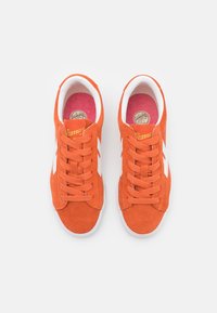 Warrior Shanghai DIME UNISEX - Tenisice - terracotta/white