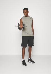 Nike Performance TEE RESET - Top - tumbled grey/silver heather/black
