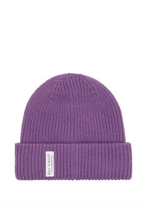 Gorro de punto morado con costillas, borde doblado y pequeña etiqueta blanca rectangular en el frente con el texto "EN*FANT".