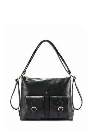 Czarna skórzana torebka z pikowanym wzorem, dwoma przednimi kieszeniami z klamrami, złotymi okuciami i podwójnymi paskami na ramię.