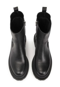 Botas de tobillo de cuero negro con punteras redondeadas, cremalleras laterales y tiradores. Suelas de goma resistentes con bordes texturizados para un agarre adecuado.