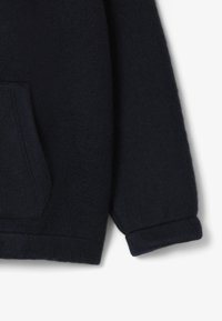 Giacca in pile blu navy con tasca applicata e maniche a costina, caratterizzata da una superficie morbida e testurizzata e una vestibilità comoda.