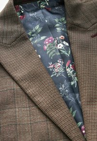 Thumbnail Image 9
