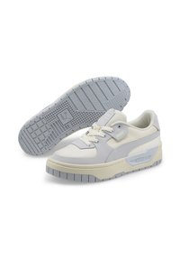 Adidași Puma cu o textură superioară de un gri deschis, detalii texturate și o talpă groasă de culoare crem. Prezintă un design cu șireturi și talpă din cauciuc.