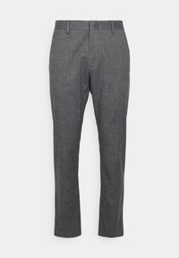 Pantalon gris, ajusté, avec une texture lisse, devant plat et passants pour ceinture. Présente une coupe droite et un motif subtil sur le tissu.