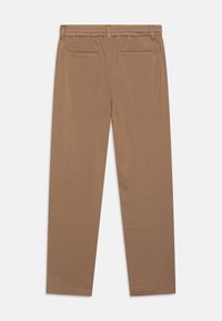 Hnědé kalhoty s elastickým pasem a hladkou texturou, obsahující dvě zadní kapsy. Rovný střih bez viditelných vzorů nebo kovových doplňků.