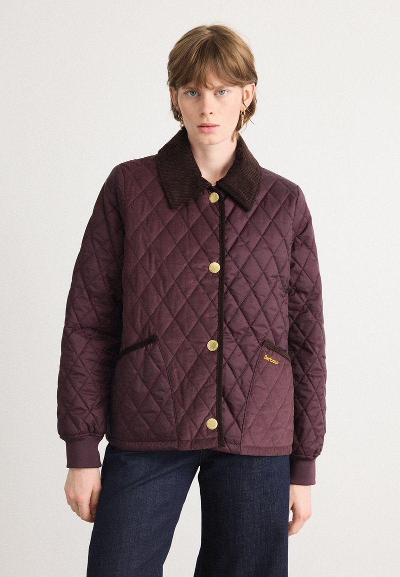 Gequilted bordeauxjack met een bruine corduroy kraag, gouden drukknoopjes en zijzakken met een merketiket. Effen kleur met ruitpatroon.
