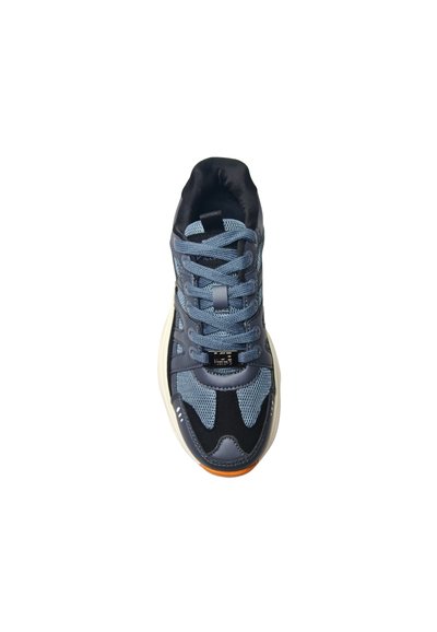 Baskets athlétiques bleu et noir avec détails en mesh et cuir, semelle beige clair et lacets bleus, vues de dessus sur fond blanc.