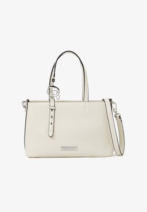 Baltos odos rankinė su struktūruota stačiakampio formos konstrukcija. Turi juodus apvadais, sidabrinę metalinę detalę, nuimamą peties dirželį ir logotipo detalę.