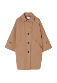 Veste oversize beige avec un col classique, quatre boutons sur le devant, deux grandes poches et des manches courtes avec des poignets ajustables.