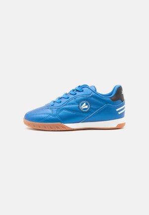 Niebieski niski sneaker z gumową podeszwą, zaokrąglonym noskiem, sznurowanym przodem, białą midsole oraz czarną łatą na pięcie z białymi paskami.