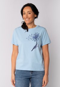 Helle blaue Baumwoll-T-Shirt mit kurzen Ärmeln. Auf der Vorderseite befindet sich ein grafisches Motiv einer dunkelblauen Pusteblume. Klassisches Rundhalsausschnitt-Design.