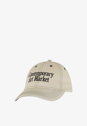 Beige Baseballcap mit dunkelgrünen Akzenten, mit aufgesticktem Text "Zeitgenössischer Kunstmarkt" auf der Vorderseite und genähten Details.