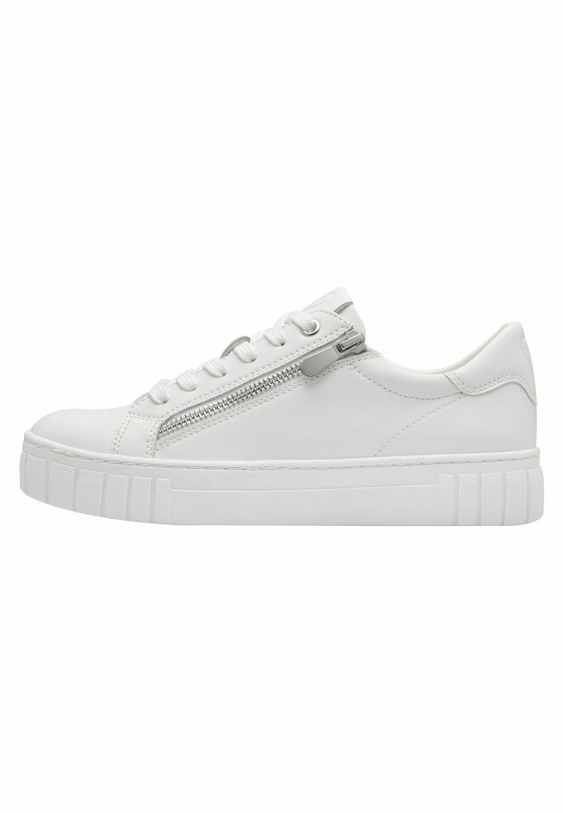 Hvide sneakers med høj sål, glat læderoverflade, rund tå og sidelukning med metal detaljer. Tykk gummisål.