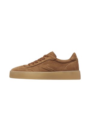 Sneakers basse in pelle marrone con lacci marroni abbinati e suola spessa in gomma marrone chiaro, mostrati di lato.
