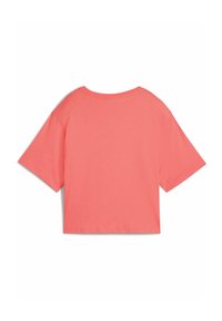 Koralfarvet oversized t-shirt med korte ærmer, rund halsudskæring og blødt bomuldsstof, der har en ren, glat tekstur.