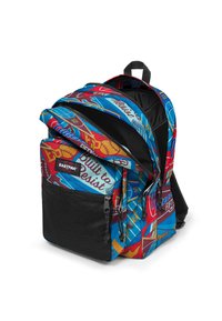 Ryggsäck med livfullt flerfärgat mönster, med olika sportgrafik. Svart texturerad botten, dubbla dragkedjefack och bärhandtag.