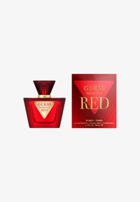 Bottiglia di profumo in vetro rosso con forma triangolare, dettagli dorati e una scatola rossa abbinata con design geometrico e testo. 50 mL EDT.